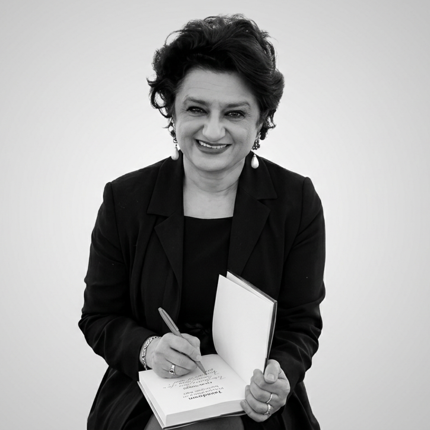 Farah Nayeri